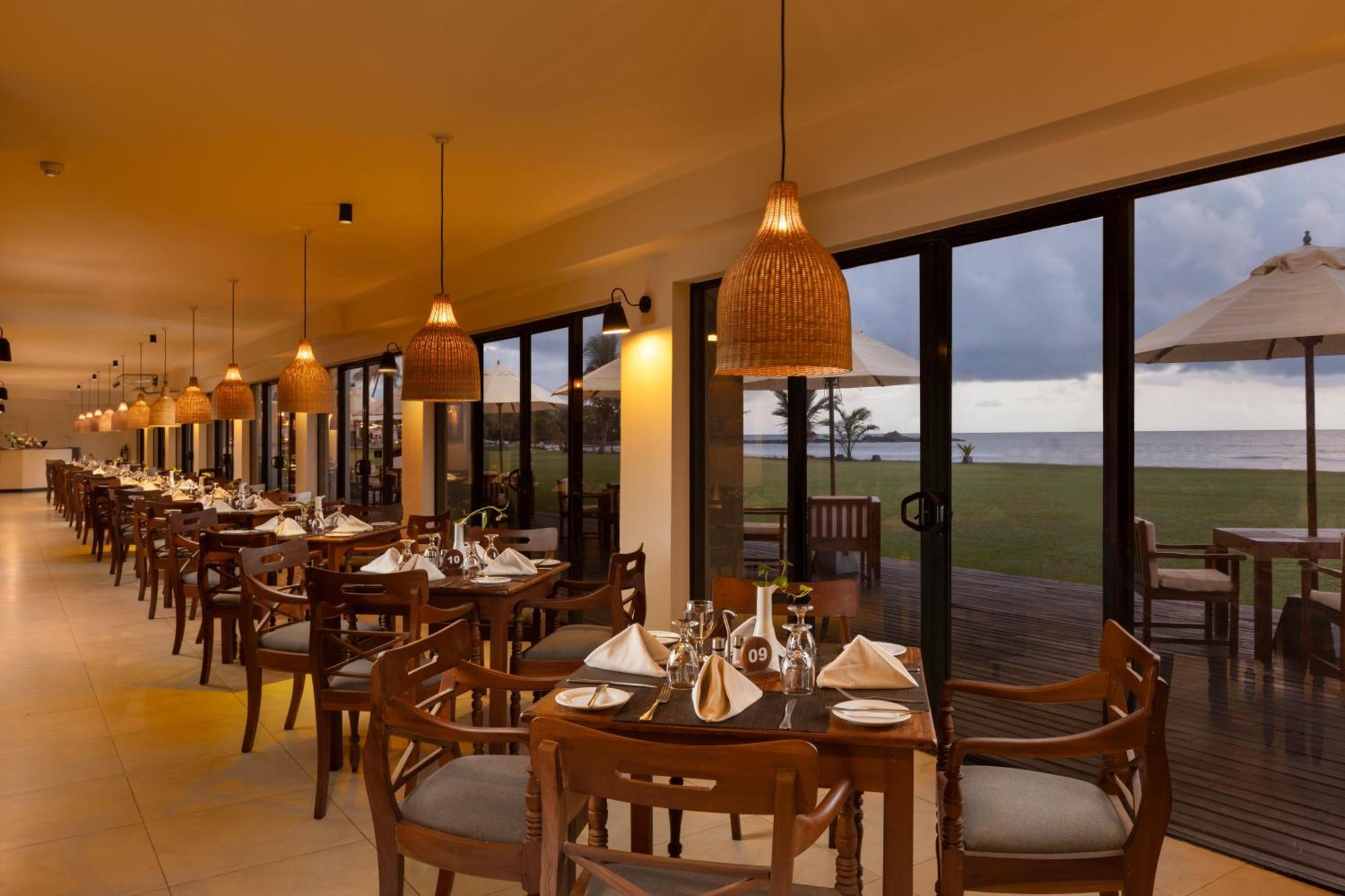 Ekho Surf Hotel Bentota Buitenkant foto